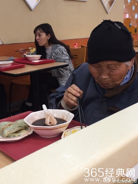 南京最美女孩为乞讨老太买饭系炒作曝光_女孩真实姓名资料揭秘_365经典网