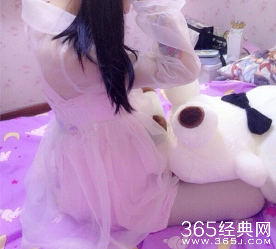 00后小学生微博晒半裸私照