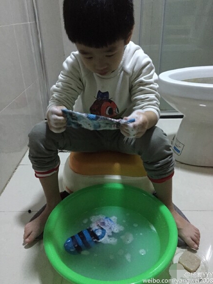  杨阳洋洗袜子获赞懂事 表情认真超呆萌