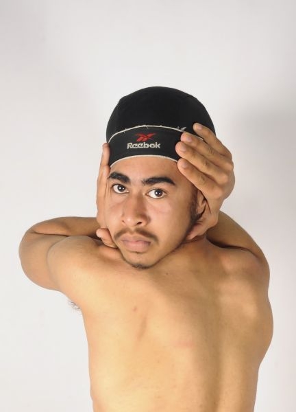 印度橡胶男孩头转180度视频在线观看_橡胶男孩头部旋转180度无疼痛感_365经典网