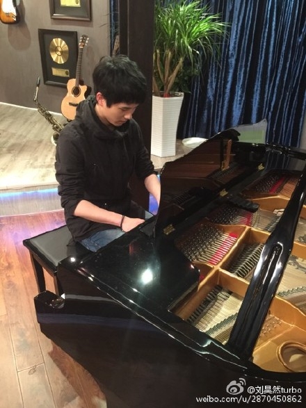 《真正男子汉们》空降《我是歌手3》总决赛 郭晓东秀吉他王宝强打架子鼓图片