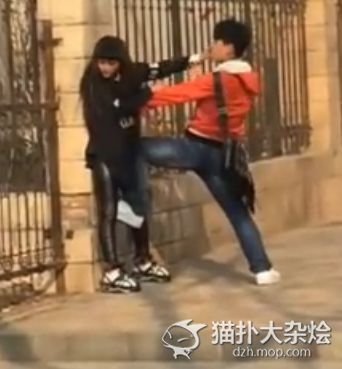 男子当街打女友引公愤遭围殴_女生反倒保护男友无法理解_365经典网