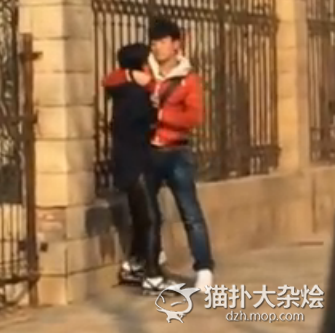 男子当街打女友引公愤遭围殴_女生反倒保护男友无法理解_365经典网