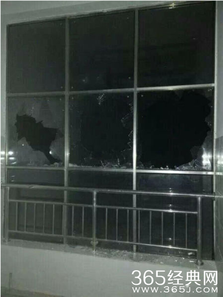 学生打砸学校