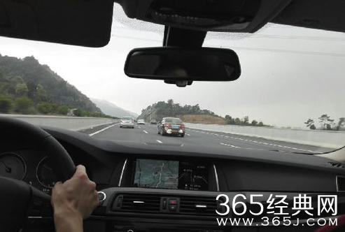 高速惊现“拖拉鸡”