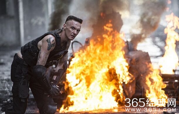 《超能查派》发回答乐队特辑 黑道家庭惊喜不断