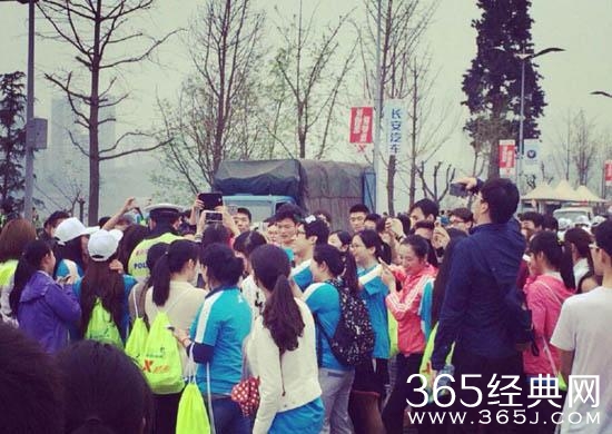 重庆帅气交警执勤遭众女子围拍致交通拥堵