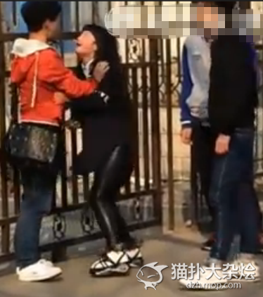 男子当街打女友引公愤遭围殴_女生反倒保护男友无法理解_365经典网