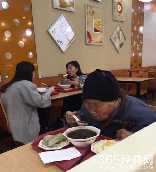 好心姑娘为行乞老太买饭