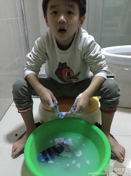  杨阳洋洗袜子获赞懂事 表情认真超呆萌