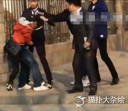 男子当街打女友引公愤遭围殴_女生反倒保护男友无法理解_365经典网