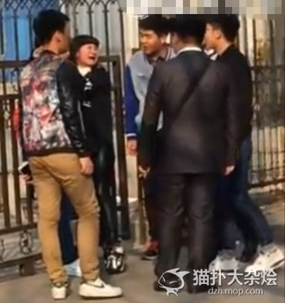 男子当街打女友引公愤遭围殴_女生反倒保护男友无法理解_365经典网