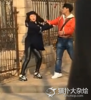 男子当街打女友引公愤遭围殴_女生反倒保护男友无法理解_365经典网