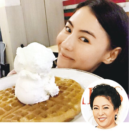 张柏芝新加坡粉嫩装享美食 心情不受封杀影响