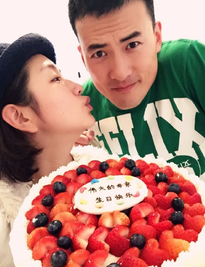 何洁庆生和老公玩亲亲 放豪言：把家凑齐五口人