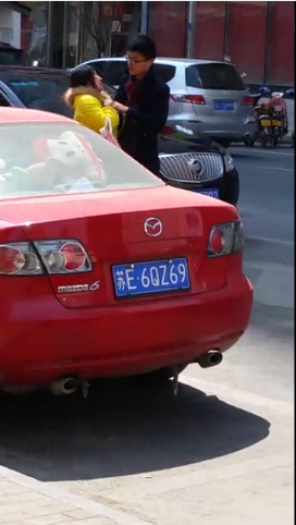 渣男当街虐女友，女子鬼哭狼嚎也不敢反抗