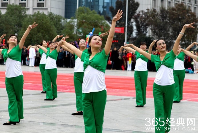 体育总局推12套广场舞小苹果_统一舞步只能跟我跳_365经典网