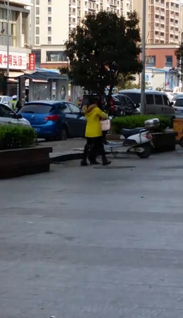 渣男当街虐女友，女子鬼哭狼嚎也不敢反抗