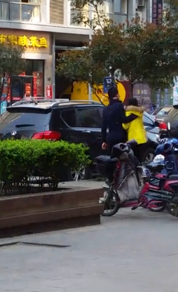 渣男当街虐女友，女子鬼哭狼嚎也不敢反抗