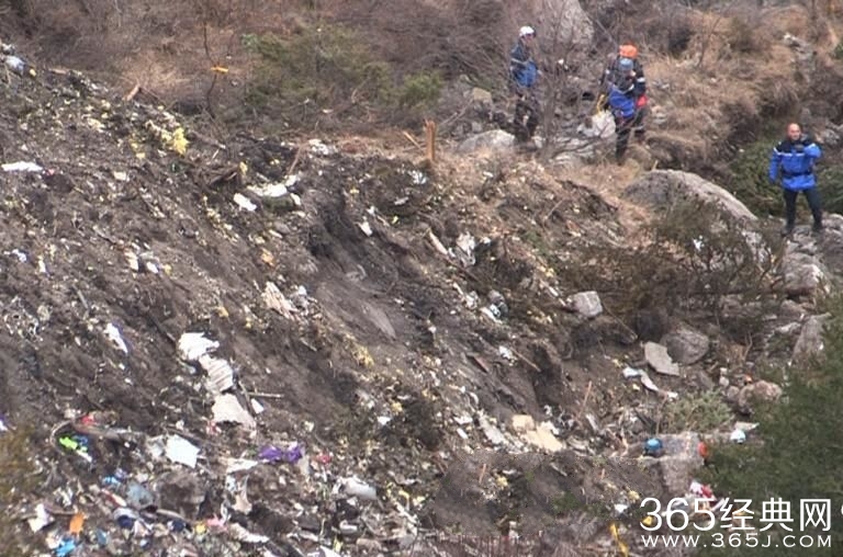 A320飞机残骸照片触目惊心_A320飞机坠毁现场照片碎片满地_365经典网