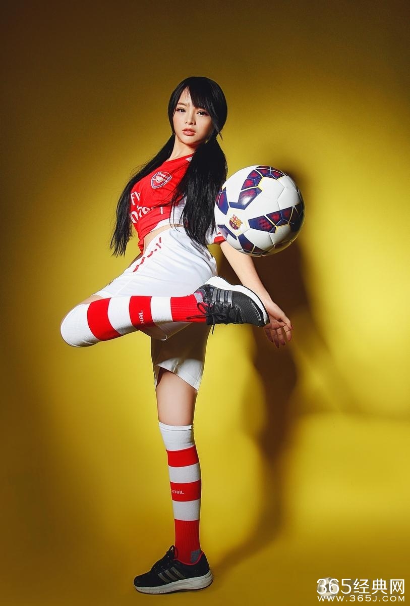 嫩模拍摄足球写真 撕咬薄衣演绎湿身诱惑