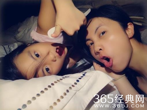  美颜母女！黄磊妻子与女儿皮肤水嫩 搞怪卖萌