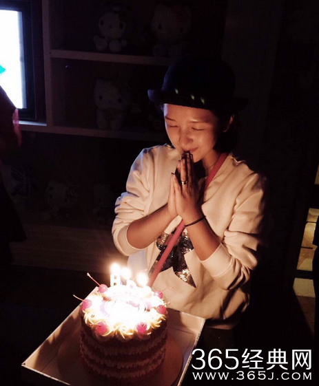 何洁庆生和老公玩亲亲 放豪言：把家凑齐五口人