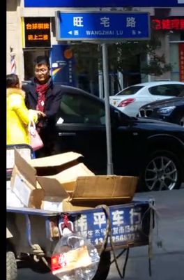 渣男当街虐女友，女子鬼哭狼嚎也不敢反抗