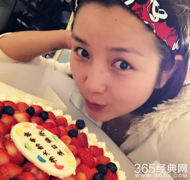 何洁庆生和老公玩亲亲 放豪言：把家凑齐五口人