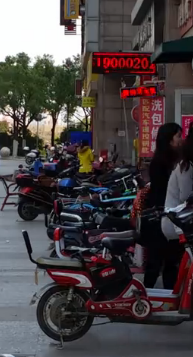 渣男当街虐女友，女子鬼哭狼嚎也不敢反抗