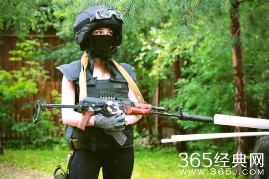 战斗民族“武装”小美女走红 被称俄罗斯的小龙女