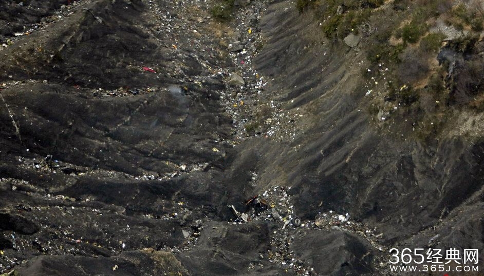 A320飞机残骸照片触目惊心_A320飞机坠毁现场照片碎片满地_365经典网