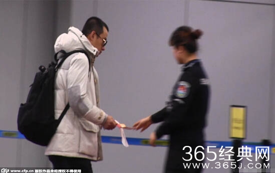 文章带打火机过安检被查扣 神情尴尬