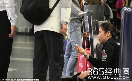 文章带打火机过安检被查扣 神情尴尬