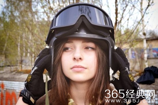 战斗民族“武装”小美女走红 被称俄罗斯的小龙女