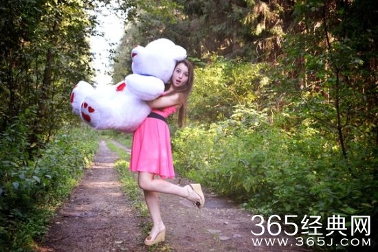 战斗民族“武装”小美女走红 被称俄罗斯的小龙女