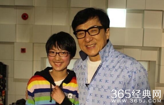 成龙粉丝受偶像鼓励积极复健 摆脱轮椅