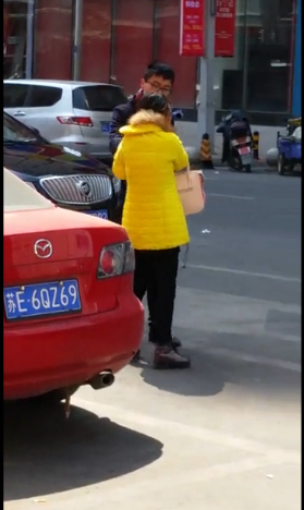 渣男当街虐女友，女子鬼哭狼嚎也不敢反抗