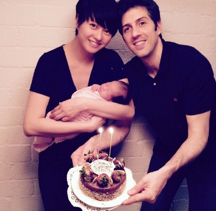 梁咏琪39岁生日晒全家福：忙照顾女儿没时间庆祝