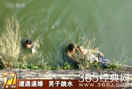 男子被逼婚，嫌新娘太丑跳水轻生