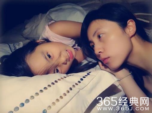  美颜母女！黄磊妻子与女儿皮肤水嫩 搞怪卖萌