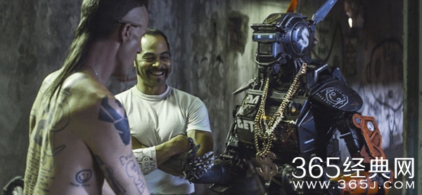 《超能查派》曝新特辑 再掀人工智能威胁论