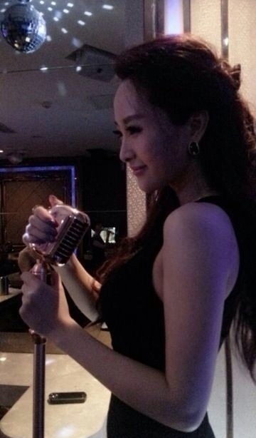 史上最美空姐玩战骰连胜爆红  被称“骰仙” 