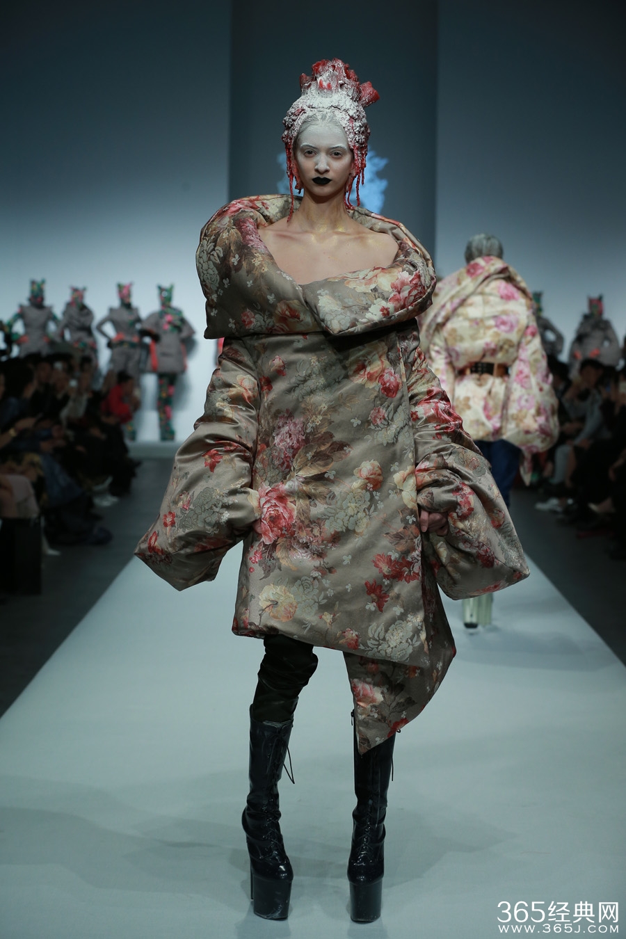 胡社光个人资料及代表作 胡社光是神经病吗奇葩时装作品盘点