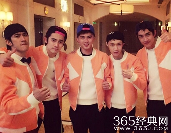 《跑男》邓超Angelababy碎花装亮相