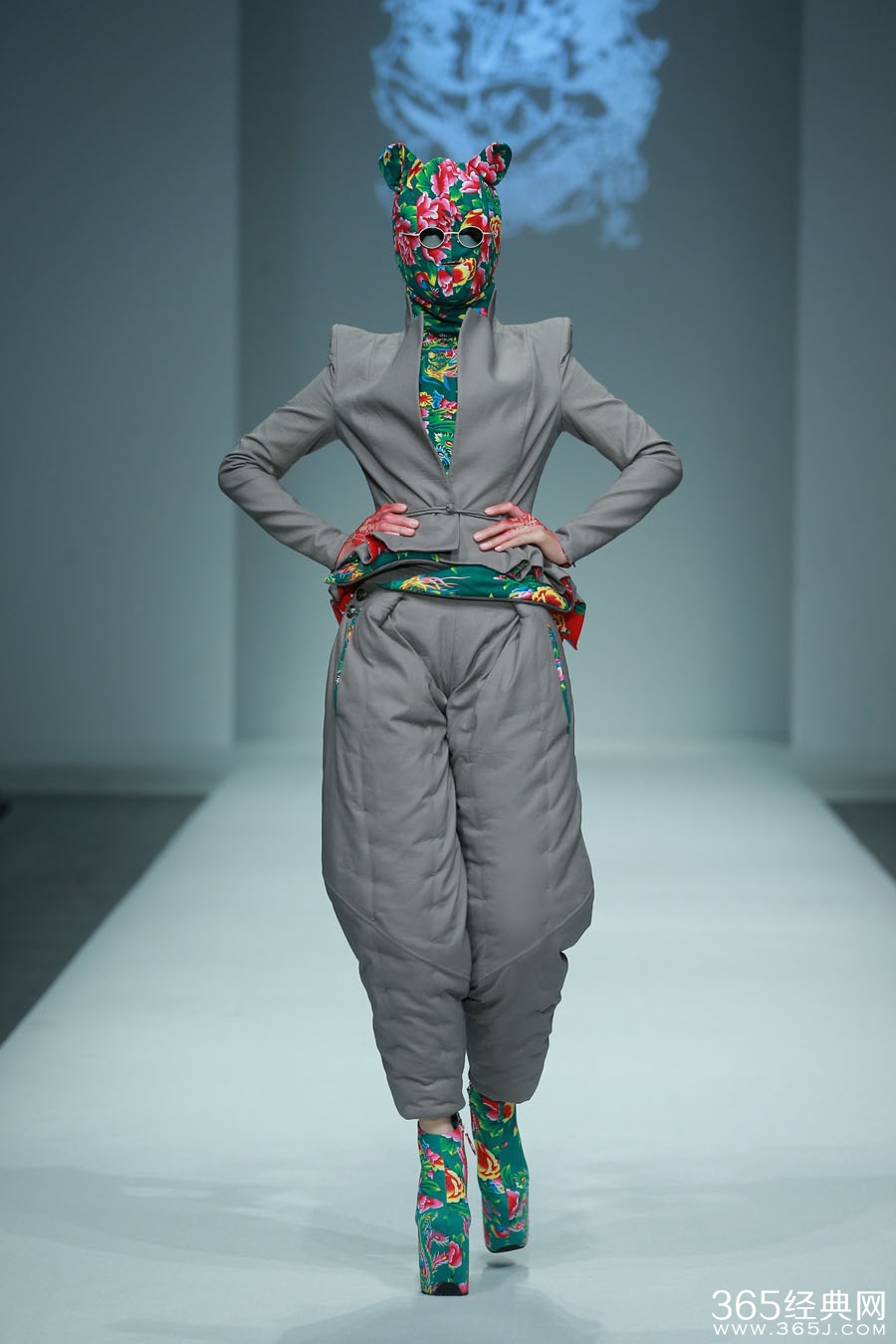 胡社光个人资料及代表作 胡社光是神经病吗奇葩时装作品盘点