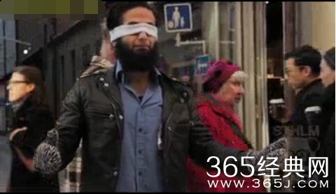 穆斯林男子街头蒙住眼睛在纸板上写_我是穆斯林但不是恐怖分子_365经典网