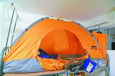 室友打游戏太吵 男生床上搭帐篷