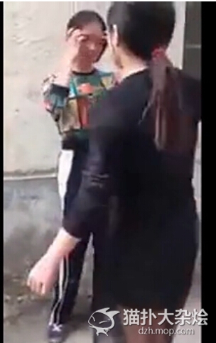 实拍女学生被同学集体扇巴掌用脚踢 仍不忘整理自己的发型