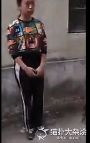 实拍女学生被同学集体扇巴掌用脚踢 仍不忘整理自己的发型